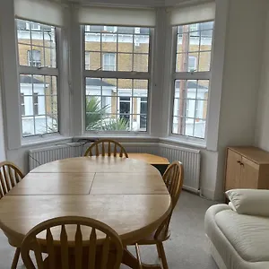 Spacious 3 Bed Flat In Greenwich Apartment